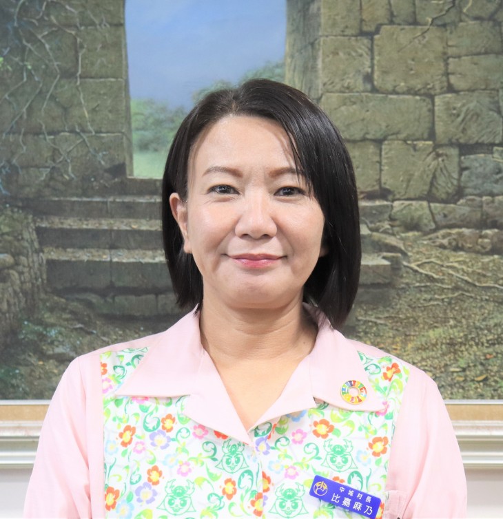 比嘉麻乃村長の顔写真